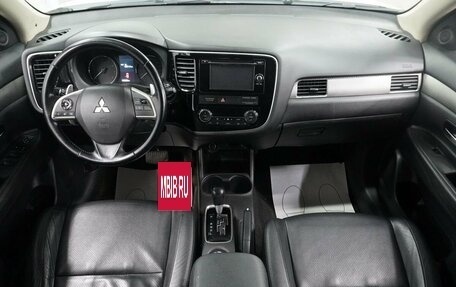 Mitsubishi Outlander III рестайлинг 3, 2013 год, 1 690 000 рублей, 10 фотография