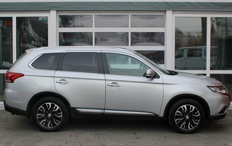 Mitsubishi Outlander III рестайлинг 3, 2016 год, 2 557 000 рублей, 5 фотография