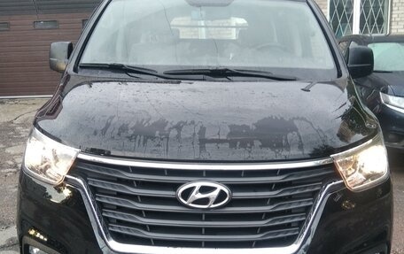 Hyundai Grand Starex Grand Starex I рестайлинг 2, 2019 год, 3 350 000 рублей, 1 фотография