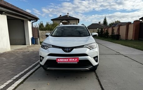 Toyota RAV4, 2018 год, 3 000 000 рублей, 2 фотография