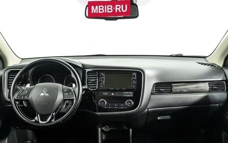 Mitsubishi Outlander III рестайлинг 3, 2016 год, 2 029 000 рублей, 13 фотография