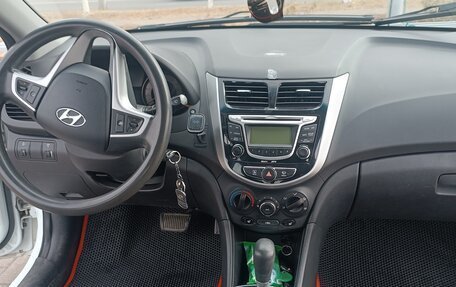 Hyundai Solaris II рестайлинг, 2012 год, 1 000 000 рублей, 2 фотография