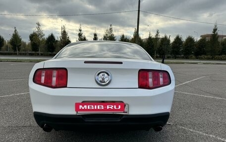 Ford Mustang VI рестайлинг, 2011 год, 1 590 000 рублей, 6 фотография