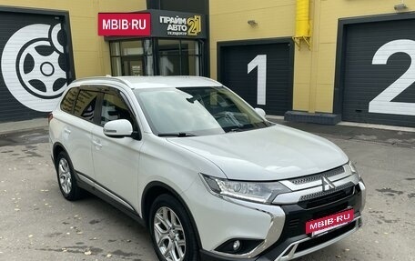 Mitsubishi Outlander III рестайлинг 3, 2020 год, 2 639 000 рублей, 2 фотография