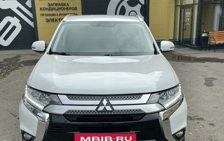 Mitsubishi Outlander III рестайлинг 3, 2020 год, 2 639 000 рублей, 6 фотография