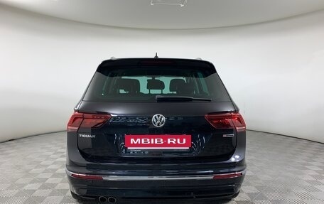 Volkswagen Tiguan II, 2018 год, 1 999 000 рублей, 6 фотография