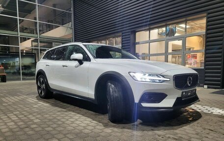 Volvo V60 Cross Country II, 2019 год, 3 199 000 рублей, 3 фотография