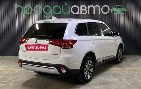 Mitsubishi Outlander III рестайлинг 3, 2018 год, 2 390 000 рублей, 5 фотография