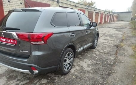 Mitsubishi Outlander III рестайлинг 3, 2015 год, 2 140 000 рублей, 14 фотография