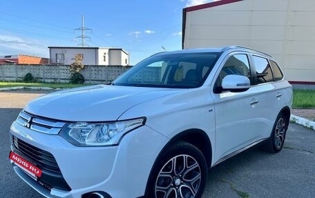 Mitsubishi Outlander III рестайлинг 3, 2014 год, 2 275 000 рублей, 10 фотография