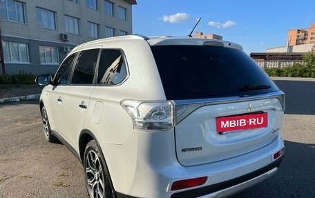 Mitsubishi Outlander III рестайлинг 3, 2014 год, 2 275 000 рублей, 8 фотография