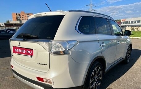 Mitsubishi Outlander III рестайлинг 3, 2014 год, 2 275 000 рублей, 11 фотография