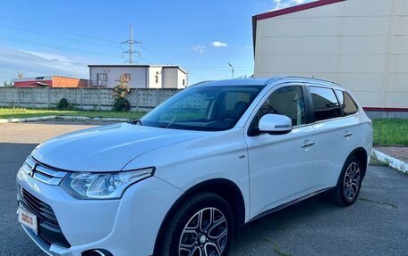 Mitsubishi Outlander III рестайлинг 3, 2014 год, 2 275 000 рублей, 18 фотография