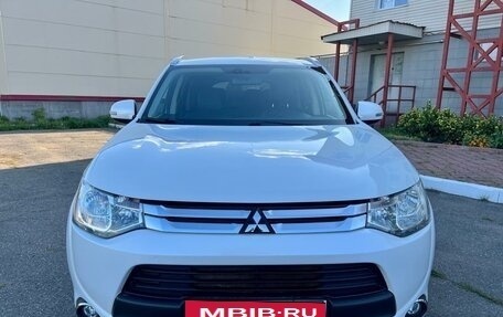 Mitsubishi Outlander III рестайлинг 3, 2014 год, 2 275 000 рублей, 15 фотография