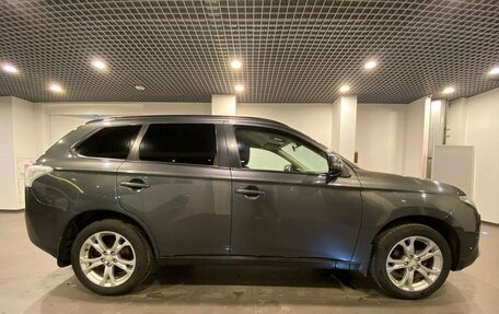 Mitsubishi Outlander III рестайлинг 3, 2013 год, 1 570 000 рублей, 2 фотография