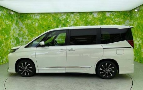 Toyota Noah, 2023 год, 3 600 000 рублей, 2 фотография