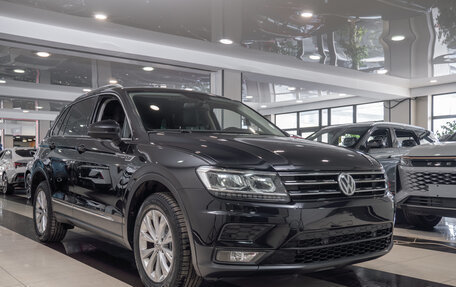 Volkswagen Tiguan II, 2018 год, 2 600 000 рублей, 3 фотография