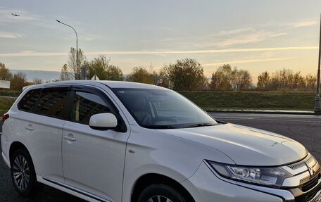 Mitsubishi Outlander III рестайлинг 3, 2022 год, 3 099 000 рублей, 3 фотография