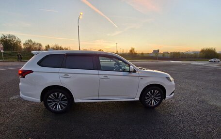 Mitsubishi Outlander III рестайлинг 3, 2022 год, 3 099 000 рублей, 8 фотография