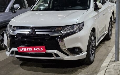 Mitsubishi Outlander III рестайлинг 3, 2022 год, 3 099 000 рублей, 5 фотография