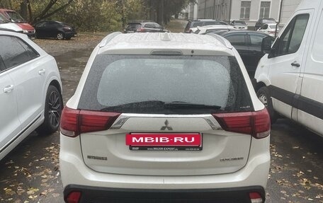 Mitsubishi Outlander III рестайлинг 3, 2018 год, 1 640 000 рублей, 3 фотография