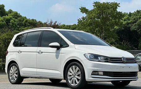 Volkswagen Touran III, 2021 год, 2 000 000 рублей, 3 фотография