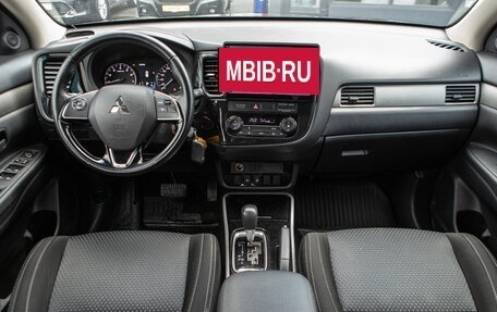 Mitsubishi Outlander III рестайлинг 3, 2018 год, 2 390 000 рублей, 15 фотография