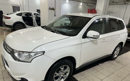 Mitsubishi Outlander III рестайлинг 3, 2013 год, 1 350 000 рублей, 2 фотография