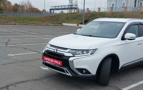 Mitsubishi Outlander III рестайлинг 3, 2019 год, 2 770 000 рублей, 2 фотография