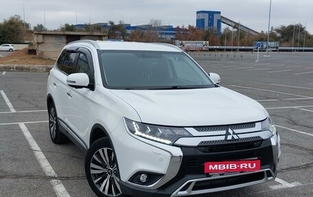 Mitsubishi Outlander III рестайлинг 3, 2019 год, 2 770 000 рублей, 4 фотография