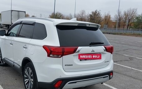 Mitsubishi Outlander III рестайлинг 3, 2019 год, 2 770 000 рублей, 10 фотография