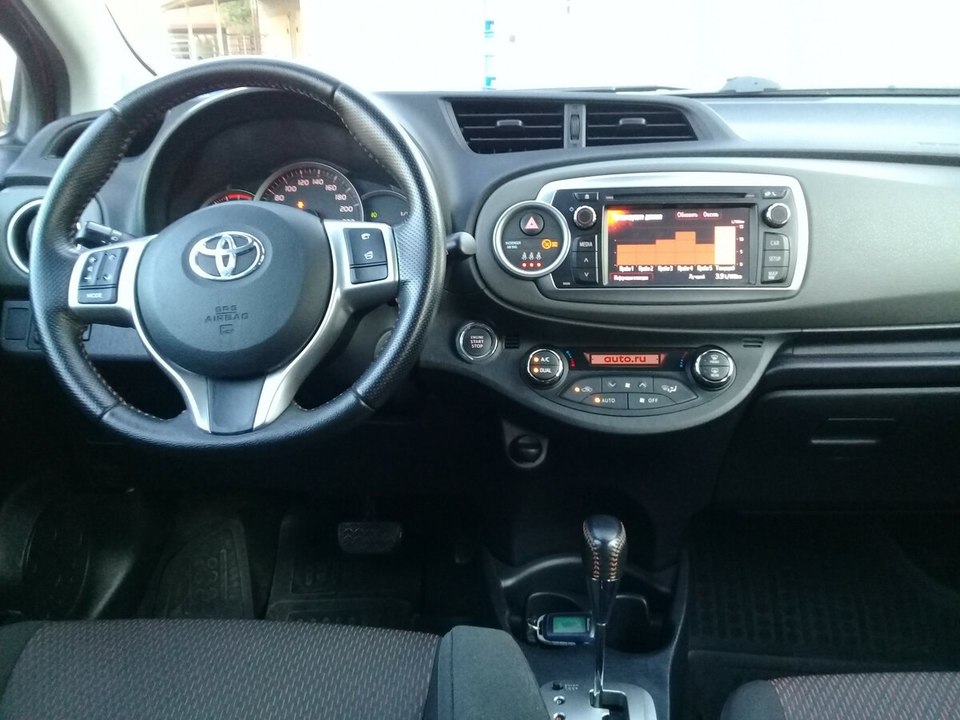 Toyota Yaris III, 2013 год, 400 000 рублей, 11 фотография