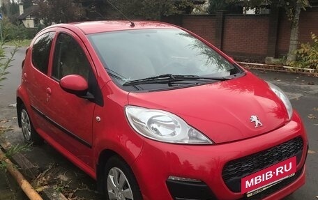 Peugeot 107 I рестайлинг, 2014 год, 830 000 рублей, 2 фотография