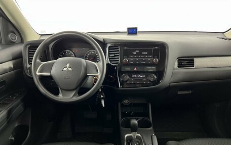 Mitsubishi Outlander III рестайлинг 3, 2013 год, 1 830 000 рублей, 14 фотография