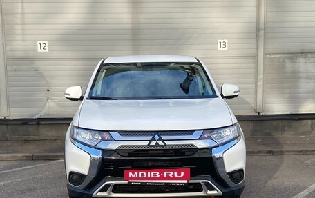 Mitsubishi Outlander III рестайлинг 3, 2018 год, 2 179 000 рублей, 2 фотография