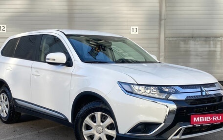 Mitsubishi Outlander III рестайлинг 3, 2018 год, 2 179 000 рублей, 3 фотография