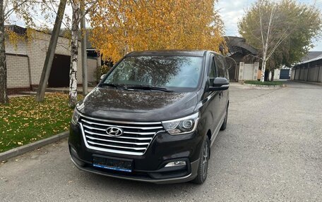 Hyundai Grand Starex Grand Starex I рестайлинг 2, 2018 год, 3 950 000 рублей, 1 фотография