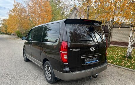 Hyundai Grand Starex Grand Starex I рестайлинг 2, 2018 год, 3 950 000 рублей, 4 фотография