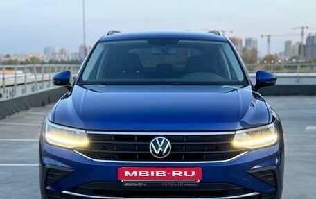 Volkswagen Tiguan II, 2021 год, 2 900 000 рублей, 2 фотография