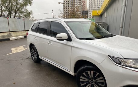 Mitsubishi Outlander III рестайлинг 3, 2022 год, 2 900 000 рублей, 3 фотография