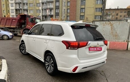 Mitsubishi Outlander III рестайлинг 3, 2022 год, 2 900 000 рублей, 5 фотография