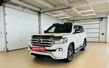 Toyota Land Cruiser 200, 2017 год, 7 799 000 рублей, 2 фотография