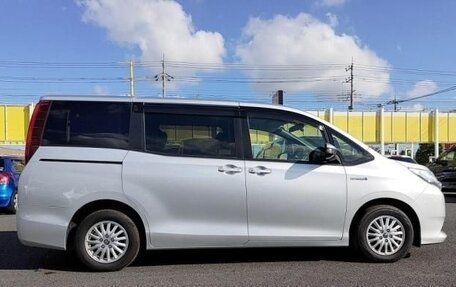 Toyota Noah III, 2016 год, 2 200 000 рублей, 3 фотография