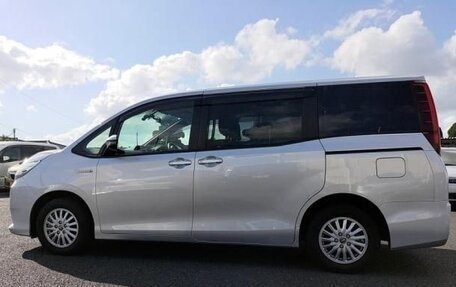 Toyota Noah III, 2016 год, 2 200 000 рублей, 4 фотография