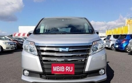 Toyota Noah III, 2016 год, 2 200 000 рублей, 2 фотография