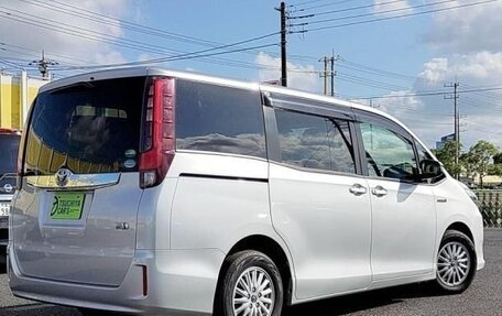 Toyota Noah III, 2016 год, 2 200 000 рублей, 6 фотография