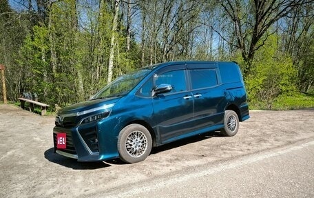 Toyota Voxy III, 2018 год, 2 500 000 рублей, 1 фотография