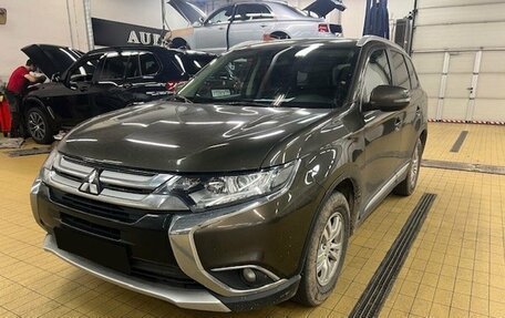 Mitsubishi Outlander III рестайлинг 3, 2015 год, 1 690 000 рублей, 1 фотография