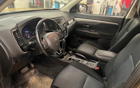 Mitsubishi Outlander III рестайлинг 3, 2015 год, 1 690 000 рублей, 3 фотография