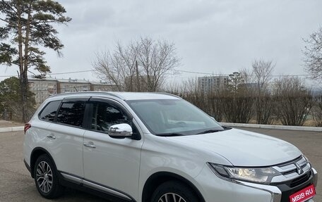 Mitsubishi Outlander III рестайлинг 3, 2016 год, 2 600 000 рублей, 2 фотография